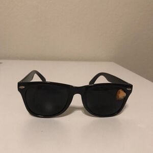 Black sunglasses with heart jewel